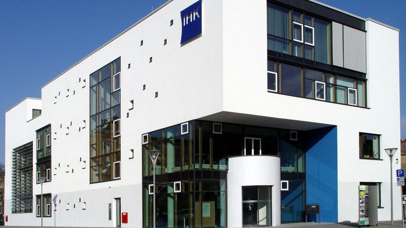 Das IHK Bildungszentrum Halle-Dessau, hier die Niederlassung Dessau, hat mit modernen UTAX-Lösungen einen großen Schritt Richtung Digitalisierung gemacht.  (Bild:  IHKBIZ)