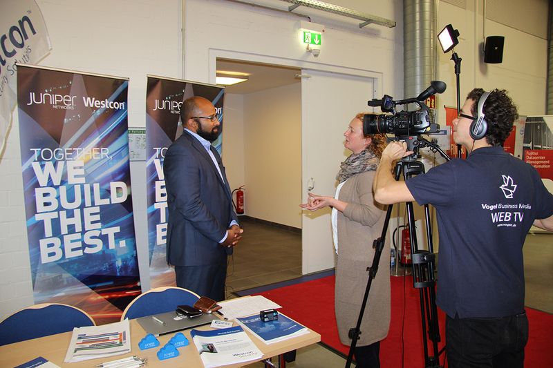 Uuuund Action! Das Filmteam von Vogel Business Media drehte mit jedem Sponsor – hier Sam Walden von Juniper Networks und Westcon – ein Kurzinterview. ()