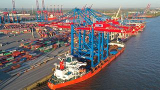Zuerst wurden die Containerbrücken zum Athabaskakai gebracht. Dort werden sie für den Transport zu ihrem endgültigen Standort an Liegeplatz 6 im Waltershofer Hafen vorbereitet. (HHLA)