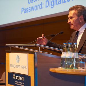 Günther Oettinger, EU-Kommissar für Digitale Wirtschaft und Gesellschaft, hielt die Keynote zum Thema Perspektiven aus der Europäischen Union. (Bild:  Stefan Pielow / MÜNCHNER KREIS)