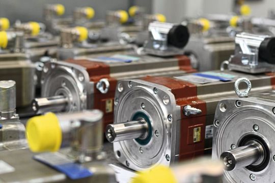 Im Siemens-Elektromotorenwerk Bad Neustadt a. d. Saale (EWN) werden E-Motoren für rund 35.000 Kunden produziert. Zur Rüstoptimierung werden in der Regel fünf Tage zu einer Wochenscheibe zusammengefasst. (Bild:  Maienschein)