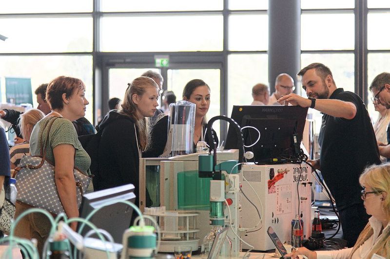 Was wohl auf dem Bildschirm am Stand von Analytic Jena zu sehen ist? Vermutlich Details zu den TOC-Analysatoren, die das Unternehmen auf den Messen vorstellt (wie hier im Youtube-Video von der LAB-SUPPLY Innsbruck 2024).    Mehr Infos zu den kommenden LAB-SUPPLY-Messen finden Sie auf www.lab-supply.info (Bild: Stefan Stark)