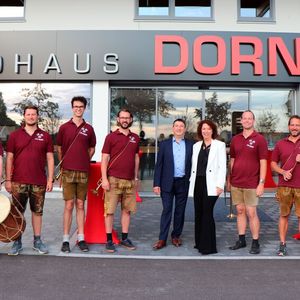 Geschäftsführer Johann Dorn und Prokuristin Monika Dorn begrüßten am Eröffnungswochenende stolze 7.000 Besucher – 2.000 mehr als erwartet.(Bild:  Autohaus Dorn)