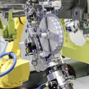 Die Klebepads sind so dimensioniert, dass sie über vier verschiedene Lochmuster passen. Gemeinsam mit dem automatisierten Aufkleben spart der Hersteller so Zeit und Material.(Bild:  Porsche)