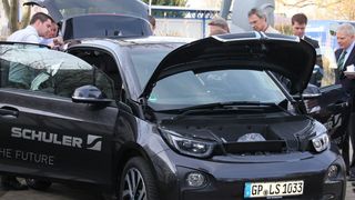 Karosserieteile des BMW i3 werden auf konventionellen Schuler-Langhubpressen für Faserverbundwerkstoffe gefertigt. (Bild: Sonnenberg)