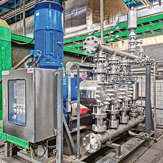 Die robusten Triplex-Pumpen des Typs G3G gewährleisten trotz des schwierigen Mediums einen sicheren Betrieb. Die robusten Triplex-Pumpen des Typs G3G gewährleisten trotz des schwierigen Mediums einen sicheren Betrieb.