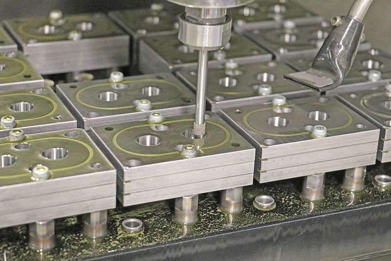 Auf den retrofitteten Hauser-Koordinatenschleifmaschinen S35 und S40 lassen sich die Komponenten der Zahnraddosierpumpen von Pomtava µm-genau erzeugen.  (Fanuc)