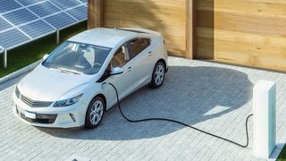 Die Ladesäule für zu Hause gehört ebenso zum Händlergeschäft wie die Erzeugung des eigenen Stroms.  (Bild: © Loeffler - stock.adobe.com)