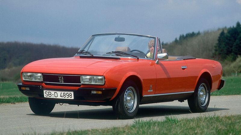 Französische Open-Air-Eleganz: Das vom italienischen Starcouturier Pininfarina gezeichnete und von 1969 bis 1983 gebaute Peugeot 504 Cabriolet. (Bild: Peugeot)