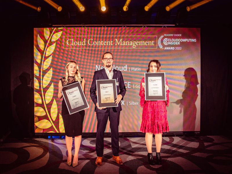 Die besten Anbieter in der Kategorie „Cloud Content Management“ sind 2022: Nextcloud mit Platin (vertreten durch Vanessa Steeg, rechts), ONLYOFFICE mit Gold (den Preis nimmt Richard Ruf entgegen) und Dropbox gewinnt Silber (vertreten durch unsere Award-Fee Luca, links). (Bild: krassevideos.de)