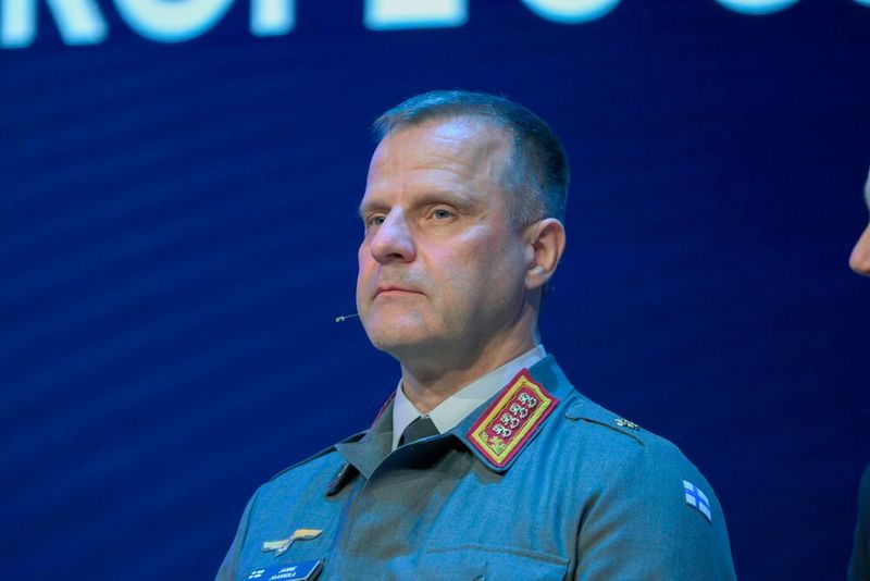 Janne Jaakkola, Chef der finnischen Streitkräfte, konnte locker in den KI-Diskussionen mithalten.  (Bild: AI Finland)