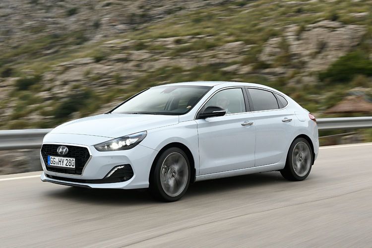 Im Vergleich zum normalen i30 ist der Fastback drei Zentimeter niedriger und immerhin elf Zentimeter länger. So kommt der Fastback auf eine Gesamtlänge von 4,45 Meter. (Hyundai)