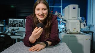 Die Materialforscherin Stefanie Arnold will mit Hilfe von Hohlkugeln aus Kohlenstoff Energiespeicher umweltfreundlicher machen. (Bild: Universität des Saarlandes)