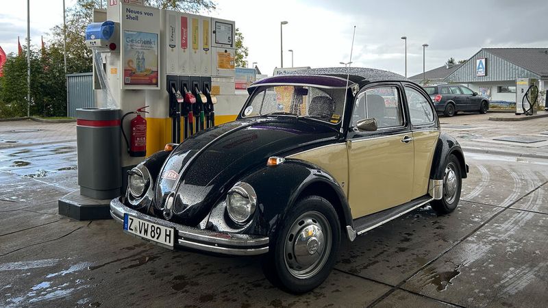 Mit diesem geliehenen Käfer des Baujahrs 1969 fuhr der Autor durch das Erzgebirge. Das Fahrzeug wurde der Aussage in einem damaligen Werbespot vollends gerecht: Es lief und lief und lief… (Bild: Peter Diehl)