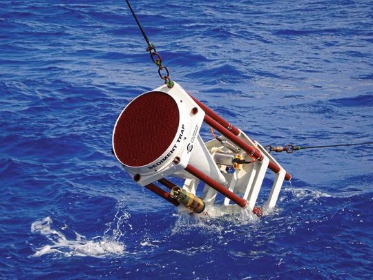Abb.1: Bergung der Sinkstofffalle nach zwei Jahre langen Messungen in 2.000 m Tiefe auf 33° N, 22° W mit dem Forschungsschiff Poseidon im Nordostatlantik. Abb.1: Bergung der Sinkstofffalle nach zwei Jahre langen Messungen in 2.000 m Tiefe auf 33° N, 22° W mit dem Forschungsschiff Poseidon im Nordostatlantik.