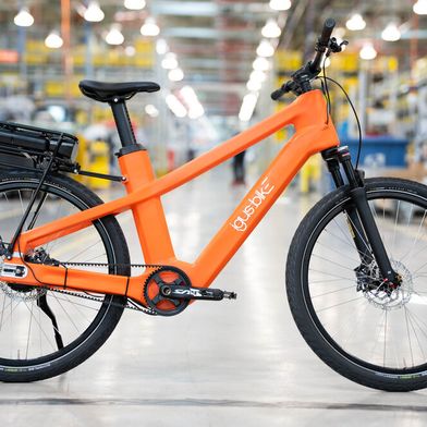 Das neue igus bike als E‑Bike-Variante: Zu 50 Prozent aus recycelten Fischernetzen gefertigt, steht es für eine nachhaltige und wartungsarme urbane Mobilität.  (Bild: igus)