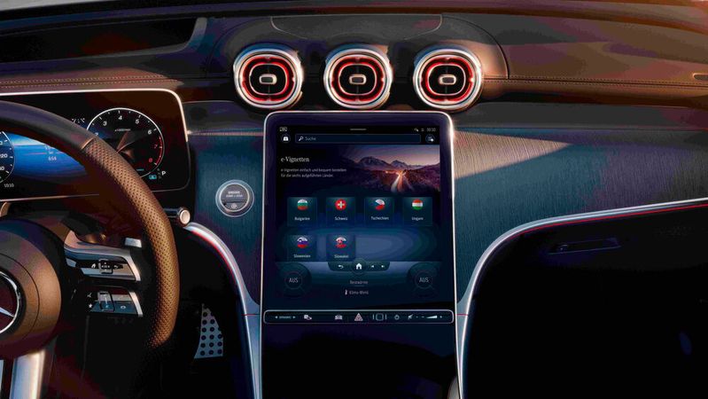 In Mercedes-Modellen lässt sich auch die Vignette aus dem Cockpit heraus zahlen.(Bild:  Mercedes-Benz)