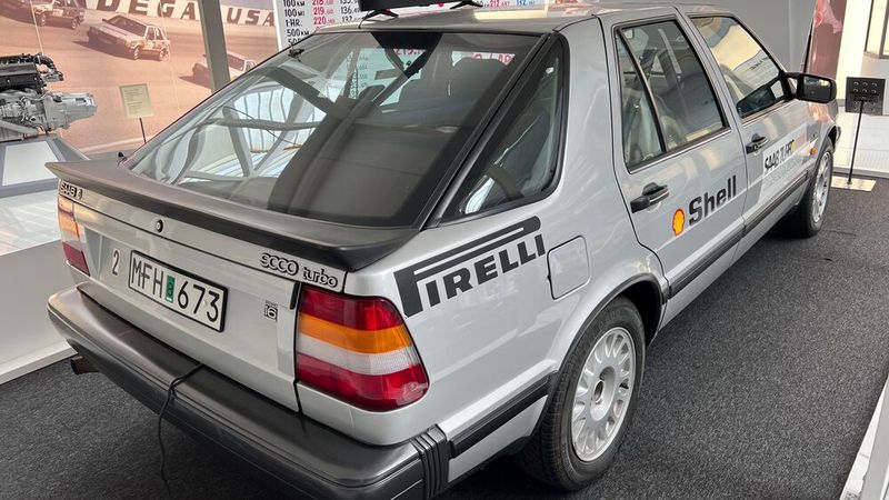 20 Tage mit 220 km/h: In Talladega (USA) erzielte der Saab 9000 Turbo Tempo-Weltrekorde – gut fürs Image des schnellen Businessliners. (Bild: autodrom)