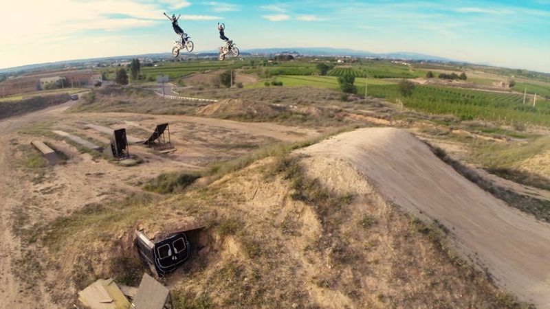 AirDog – das weltweit erste, selbstgesteuerte Sport-Aktion-Fluggerät für Filmaufnahmen bei Outdoor- und Extremaktivitäten – hergestellt mit Stratasys 3D-Drucktechnologie. (Helico)