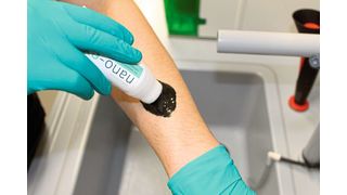 Abb.1: Anwendung der Nano-Ex-Tube: das Gel wird mit dem Schwammapplikator auf die Hautstelle aufgetragen und unter fließendem Wasser mit dem Schwamm abgewaschen. Mit dem Schwamm lässt sich das Risiko von Sekundärkontaminationen minimieren. (Bild: Dermapurge)