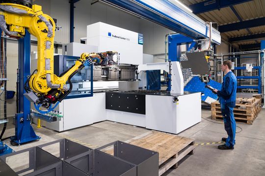Die neue Schwenkbiegemaschine Trubend Center 7020 hat die Produktion des Feldofens erst möglich gemacht. Nur mit dieser Anlage konnte das Team bei Kuipers den relativ großen Brennraum von 333 Millimetern automatisiert biegen.(Bild:  Trumpf)