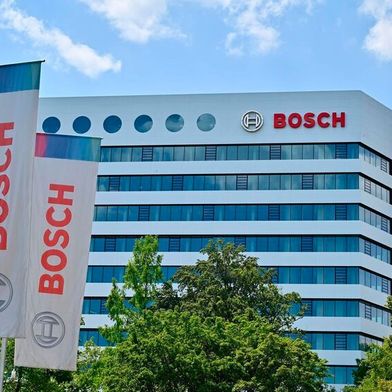 Der Bosch-Konzern hat aufgrund der schlechten Lage beschlossen, dass im Werk Nürnberg gut die Hälfte der Belegschaft abgebaut wird ... (Bild: J.-Ph. Strobel / dpa)