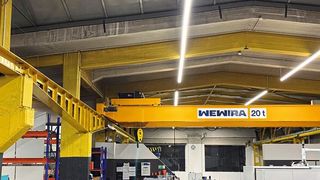 Eine helle, gleichmäßige, zuverlässige und energieeffiziente Beleuchtung hat Wafios mit einer Hallenbeleuchtung von LED Technics Germany umgesetzt. (Bild: LED Technics Germany)