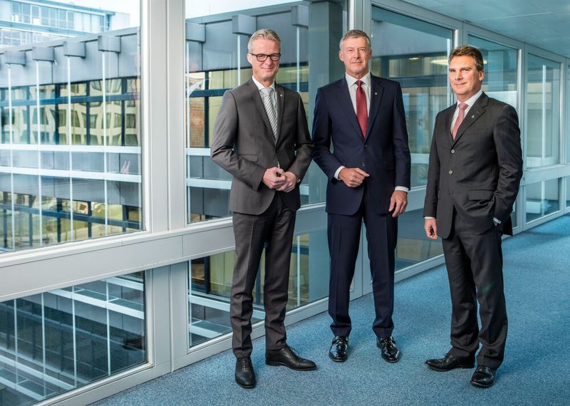 Zufrieden: In den ermutigenden Zahlen des Jahres 2017 sieht Tom Blades (Mitte), der das Unternehmen zusammen mit Finanzchef Klaus Patzak (rechts) und Arbeitsdirektor Michael Bernhard (links) führt, einen ersten Erfolg der 2017 ausgerufenen 2–4–6-Strategie 2020.  (Bilfinger)