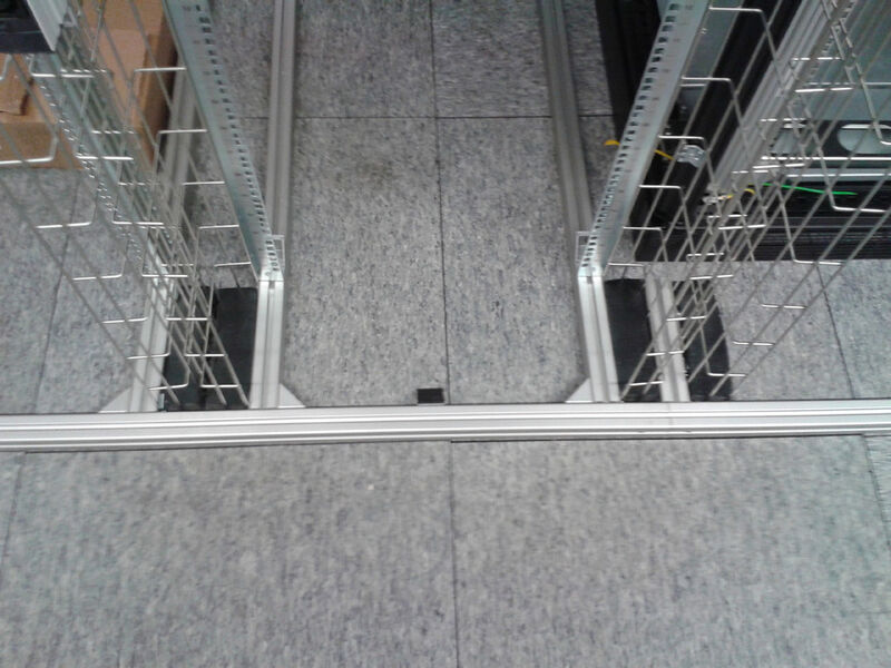 Abbildung 4: Anbindung der Conect-Racks an den Doppelboden. (Bild: Conect)