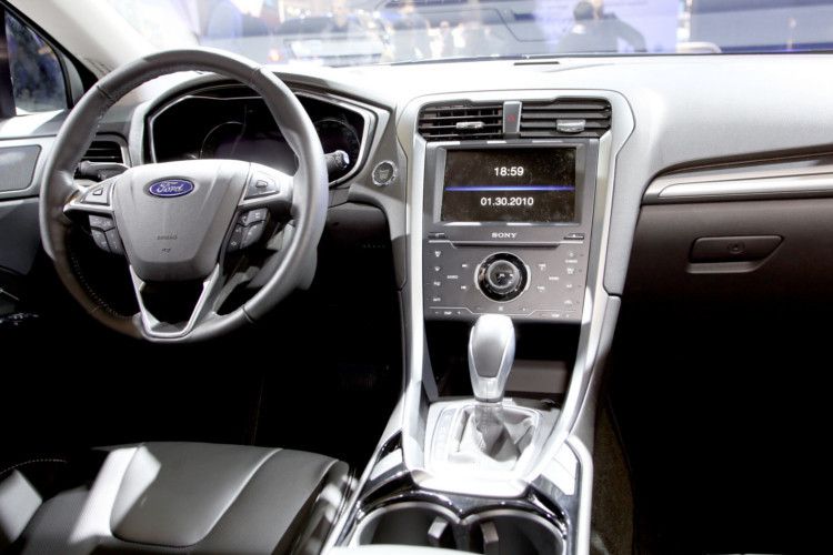 Komfort versprechen die zehnfach einstellbaren Multikontur-Vordersitze. Der lederbezogene Lenkradkranz des neuen Mondeo kann beheizt werden. Eine Premiere in diesem Segment stellt auch das Multimedia-Konnektivitätssystem Ford Sync inklusive der Bedienoberfläche „My Ford Touch“ dar. (Auto-Medienportal.Net/Manfred Zimmermann)