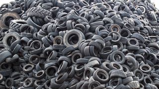 Bild 1: Abbaufähig! Für Altreifen, von denen allein in Europa jährlich ein 3,6 Mio. t wiegender Berg anfällt, gibt es inzwischen funktionierende Recyclingansätze. So können die Reifen durch Zugabe eines speziellen Additivs zum Beispiel als Gummimatten oder auch andere Produkte ein zweites „Leben“ führen. (Evonik)