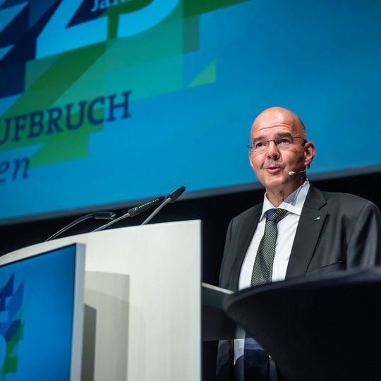 Infraserv Gendorfs Geschäftsleiter Dr. Christoph von Reden begrüßte die geladenen Kunden, Partner und Vertreter aus Politik, Verbänden und Gesellschaft. Infraserv Gendorfs Geschäftsleiter Dr. Christoph von Reden begrüßte die geladenen Kunden, Partner und Vertreter aus Politik, Verbänden und Gesellschaft.