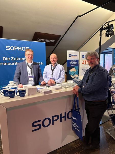 Jörg Böttcher (r., Stadt Reinbek) setzt auf Sophos. (Bild: Vogel IT-Medien )