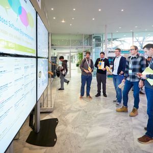 Stets auf dem Laufenden: Teilnehmer planen ihren Vortragsbesuch vor dem Tagesprogramm des ESE Kongress. Einige wenige kranklheitsbedingte Lücken im Kongress-Vortragsprogramm konnten allesamt kurzfristig mit Ersatzbeiträgen geschlossen werden.(Bild:  Nicolas Det)