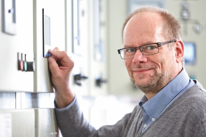 Als Leiter Elektrik ist Klaus Gartz bei Siempelkamp für das Energiemanagement zuständig. (Bild: Phoenix Contact)