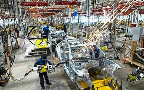 Es wird brenzlig! Denn in rund 10 Jahren könnten die Babyboomer vom Arbeitsmarkt verschwunden sein. Und mit ihnen wertvolles Fach-Know-how. Unternehmen wie Continental, Mercedes-Benz und die Lufthansa versuchen mit neuen Ideen, die Mitarbeiter zu halten ...(Bild:  Mercedes-Benz)