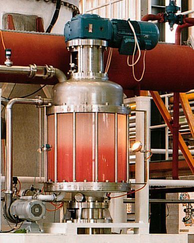 Based on the 1980 patent, the first large-scale continuous plant with multi-stage countercurrent melt crystallization for the separation of chemicals is commissioned in 1990. The separation process is used for juices, beer and food. (GEA)