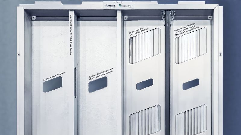 Möglicher Gehäuseaufbau. In den vier Kammern von links nach rechts: reines AAS, AAS mit infiltriertem PCM, AAS mit Kühlstruktur, AAS mit Kühlstruktur und PCM.(Bild:  Fraunhofer-IWU)