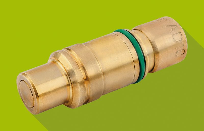 Im Eisele-Industriestecker können dank der Adaptiveinsätze mit Absperrfunktion auch Flüssigkeiten und Elektrik ohne Kurzschlussgefahr kombiniert werden. (Bild: Eisele/Marc Gilardone Photographer)