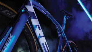 dm-2022-05-07-madone-blue-chrome-isospeed (Quelle: Trek)