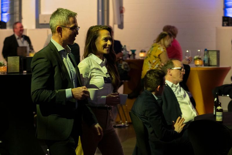 Bei der Award-Verleihung treffen sich Bekannte, Kollegen, Partner und netzwerken in lockerem Ambiente. (Bild: Vogel Communications Group / Human)