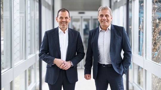 Ensemble vers l'avenir : Marc Blaser et Marc Schuler lors de la passation de pouvoir à la direction de Blaser Swisslube.(Source :  Blaser Swisslube)