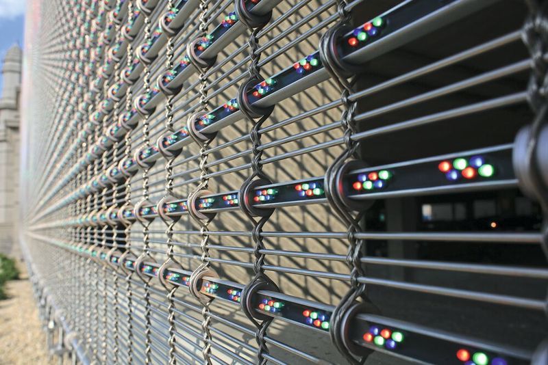Die Webtechnik von GKD erlaubt es, LED-Leisten wie bei dem Architektursystem Mediamesh einzuweben. (GKD/Immotion)