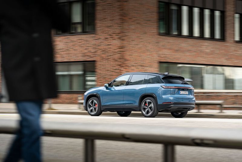 Insgesamt 90 mm in fünf Positionen kennt die Luftfederung. Später beim Ausladen des Kofferraums neigt sich das Heck nach unten, so dass es mit dem Gepäck einfacher wird.  (Bild: Nio)