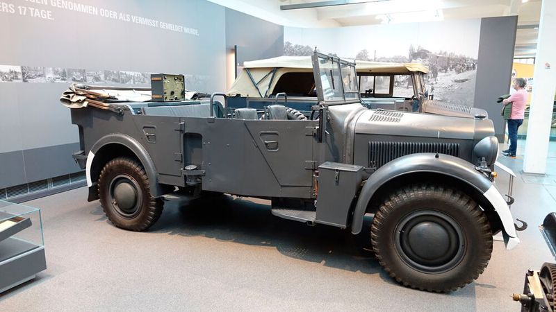 Den Horch 901, einen mittleren geländegängigen Einheits-Pkw für die Wehrmacht, entwickelte das Zwickauer Werk Horch der Auto Union 1935/36 nach Vorgabe des Heereswaffenamtes. Er besaß eine Einzelradaufhängung und Allradantrieb. Zwischen 1937 und 1943 lieferte Horch 14.911 Fahrzeuge aus, die mit zwei verschiedenen Achtzylinder-V-Motoren bestückt waren: anfangs eine 80 PS (59 kW) starke Version mit 3,5 Liter Hubraum aus dem zivilen Pkw Typ Horch 830/930, spätere Wagen hatten einen 3,8-Liter-Motor mit 90 PS (66 kW). (Bild: Dominsky – VCG)