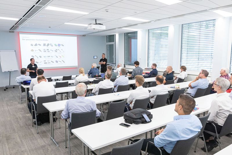 16. Anwenderkongress Steckverbinder. Auf dem Steckverbinderkongress 2022 konnten die Teilnehmer zwischen vier hands-on Workshops wählen – Dichtheitsprüfung, Crimpen, Kabelkonfektionierung und Single Pair Ethernet. (Bild: Elektronikpraxis)