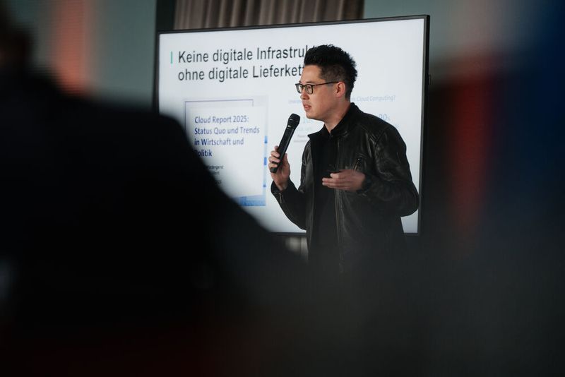 Prof. Dr. Dennis-Kenji Kipker (cyberintelligence.institute) machte allen Anwesenden die Notwendigkeit digitaler Souveränität klar. (Bild: Manuel Emme Fotografie)