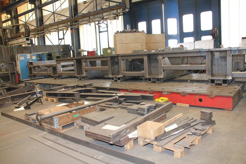 Das riesige Teil gehört auch noch zur Rohrbiegemaschine. (Bild: Sonnenberg)