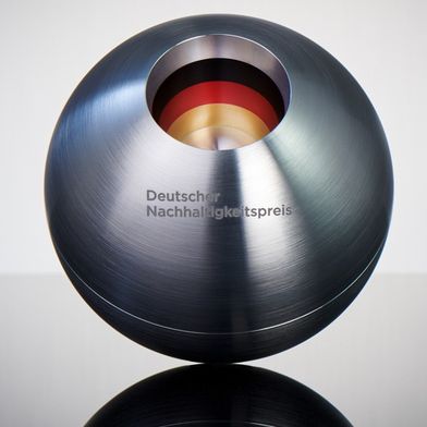 deutscher-nachhaltigkeitspreis-preisstatuette-fotocredit-frank-fendler-1000x563v1 (Bild: Frank Fendler)