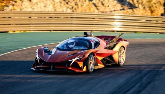 Das auf die Rennstrecke ausgelegte Fahrzeug EVO ist mit einem Ferrari‑V12‑Motor (F140) ausgestattet, der Drehzahlen von bis zu 9.000 U/min erreicht. (Bild:  Apollo Automobil)